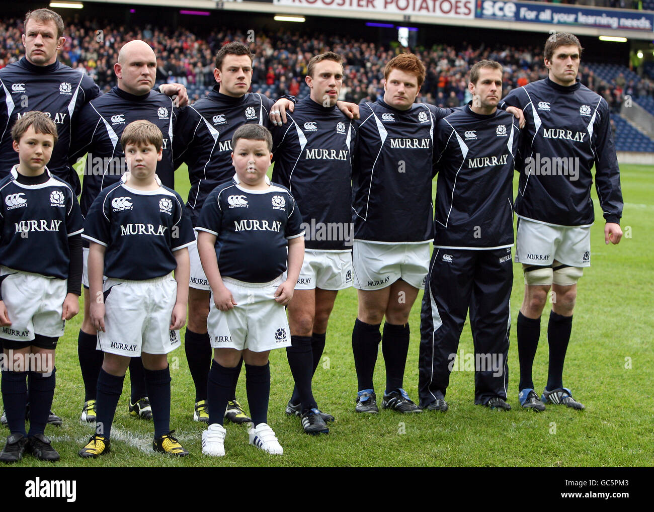 Die Maskottchen stehen während des vor den Spielern National Anthems Stockfoto