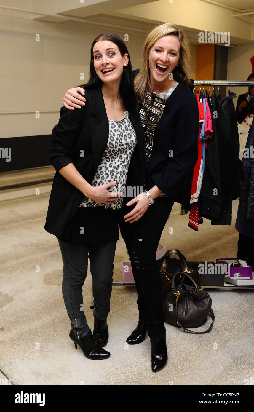 Kirsty Gallacher und Gabby Logan bei den Mothers4Children wirklich, wirklich toller Garagenverkauf bei Selfridges in London. Stockfoto