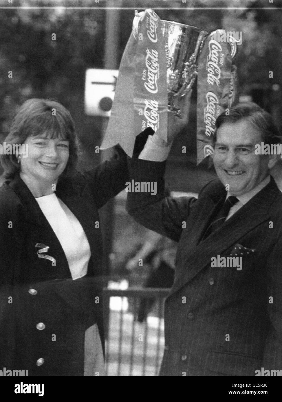 PENNY HUGHES, PRÄSIDENT VON COCA-COLA GB & IRELAND, UND GORDON MCKEAG, PRÄSIDENT DER FOOTBALL LEAGUE, HALTEN DEN COCA-COLA CUP IN LONDON HOCH, NACHDEM SIE EINEN 2.25 MILLIONEN PFUND SPONSORENVERTRAG ANGEKÜNDIGT HABEN. Stockfoto