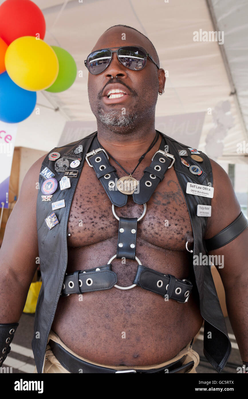 Afrikanisch-amerikanischer Mann während der Gay Pride Monat - Washington, DC USA Stockfoto