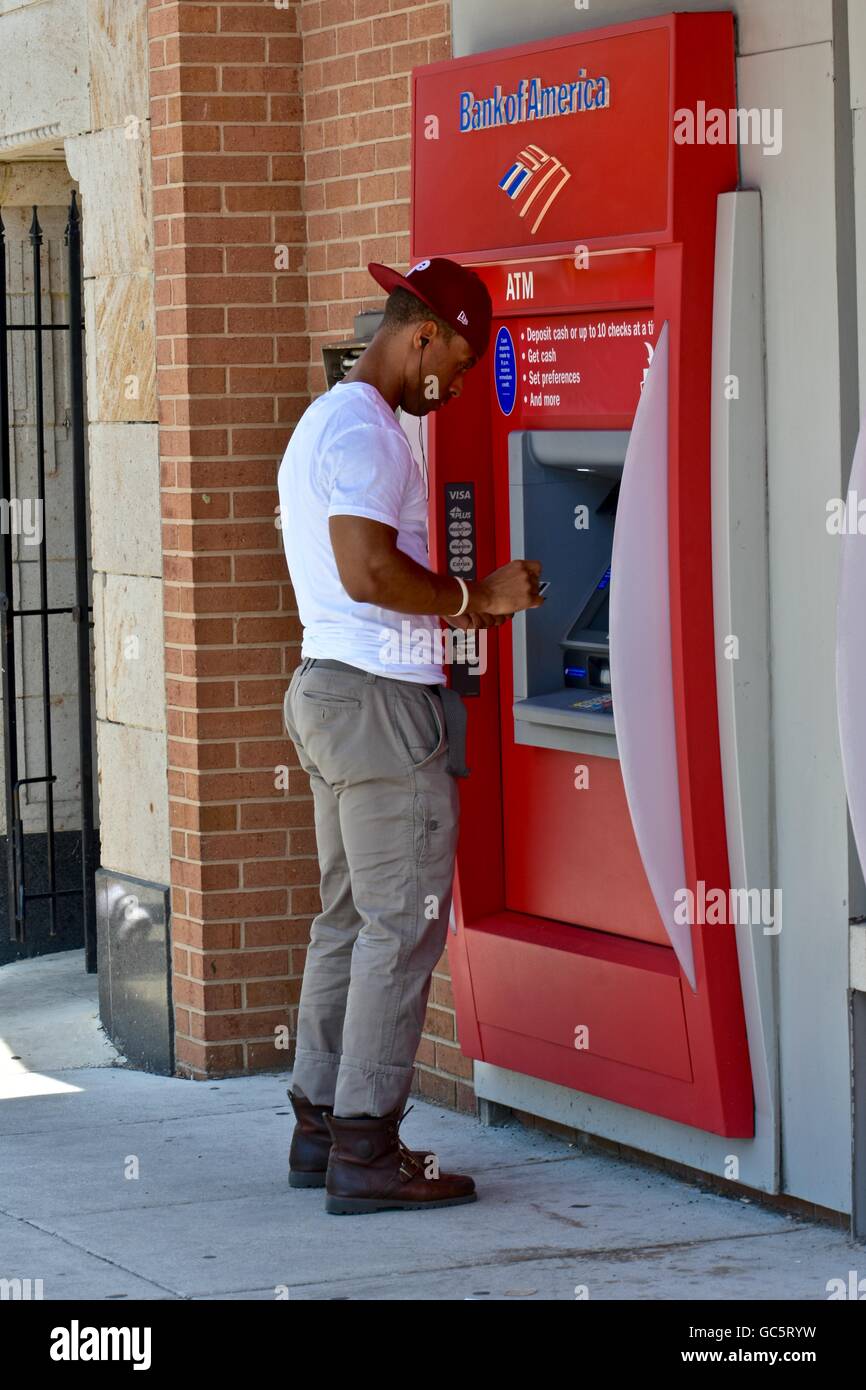 Ein Mann immer Geld aus einer Bank von Amerika ATM Stockfoto