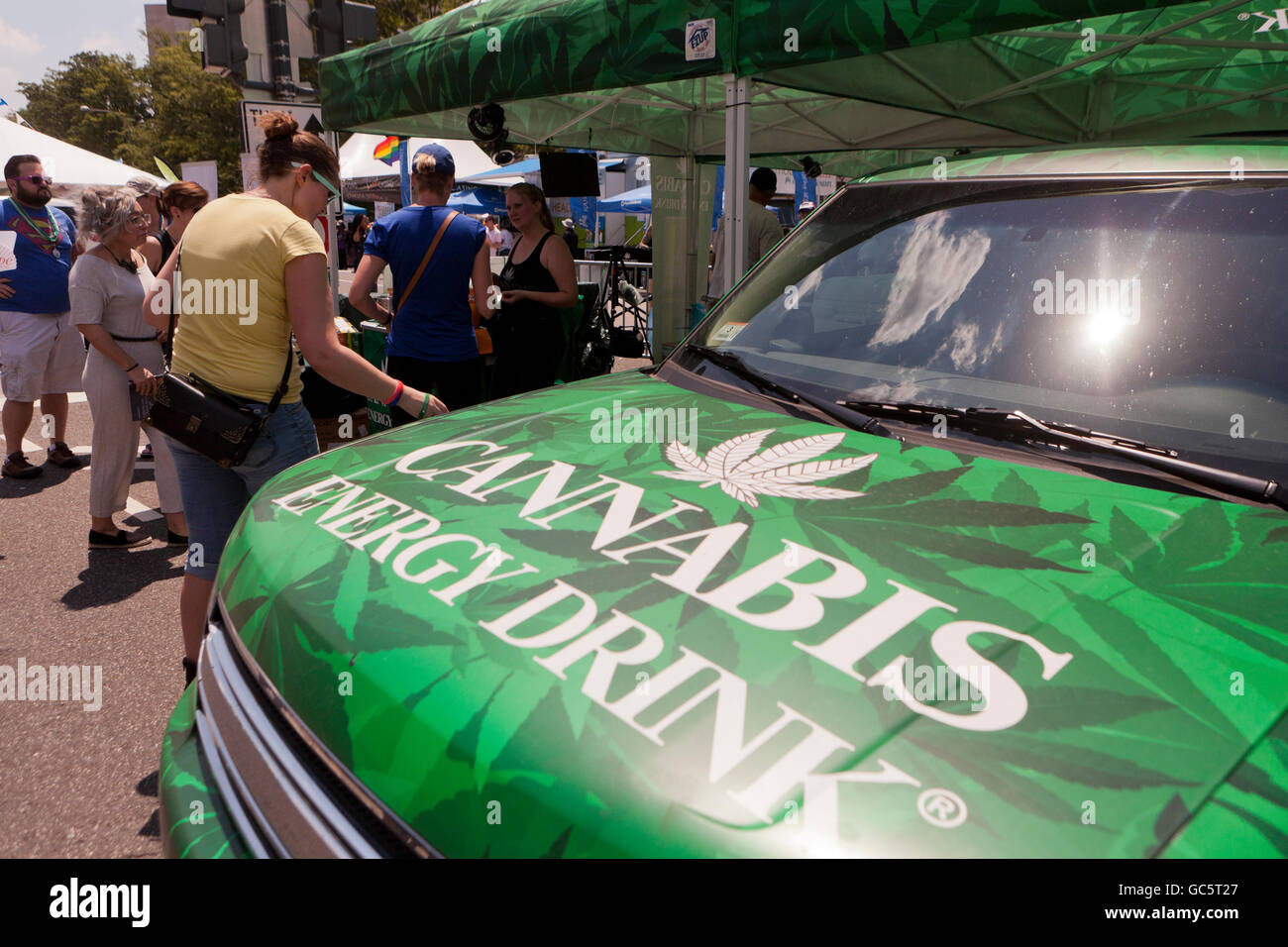 Cannabis Energy Drink Promotion Fahrzeug bei einer Outdoor-kulturelle Veranstaltung - USA Stockfoto