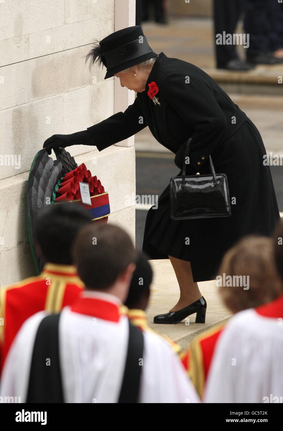 Königin Elizabeth II. Legt im Rahmen des jährlichen Gedenksonntags einen Kranz im Cenotaph in Whitehall, Westminster, London, zum Gedenken an die Kriegstoten Großbritanniens ab. Stockfoto