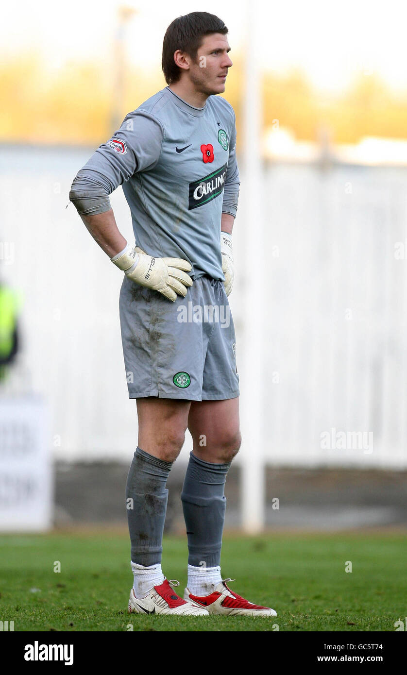 Der keltische Torhüter Lukasz Zaluska steht beim Spiel der Clydesdale Bank Scottish Premier League im Falkirk Stadium, Falkirk, niedergeschlagen. Stockfoto