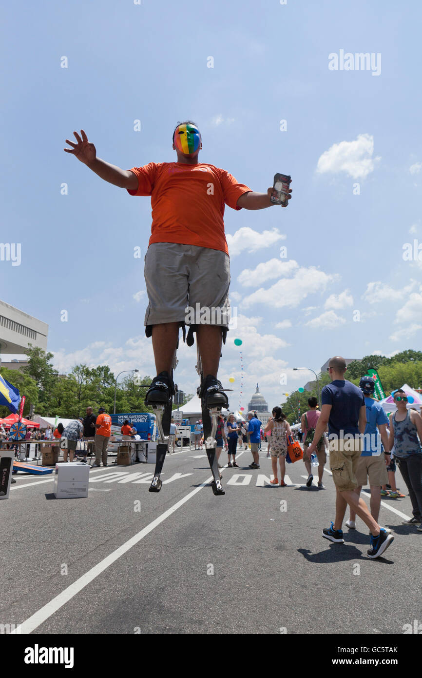 Mann auf Stelzen - USA springen Stockfoto