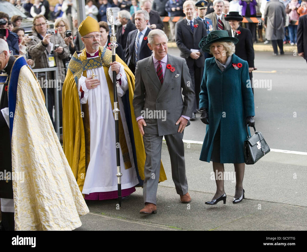 Der Prinz von Wales und die Herzogin von Cornwall kommen zu einem Gedenkgottesdienst in der Christ Church Cathedral in Victoria, Kanada, wo sie eine Gedenktafel enthüllten, um zwei neue Buntglasfenster an der Kirche zu widmen. Stockfoto