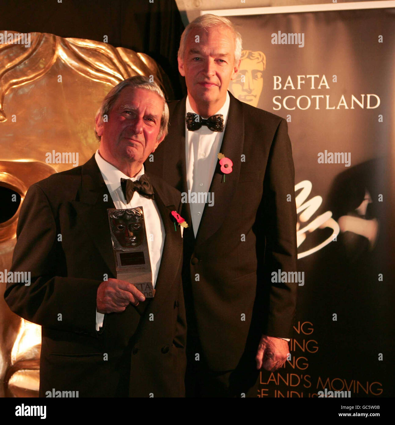 Sir Jeremy Isaacs mit seiner Auszeichnung für herausragende Leistungen mit Jon Snow bei den BAFTA Scotland Awards 2009 im Glasgow Science Center. Stockfoto