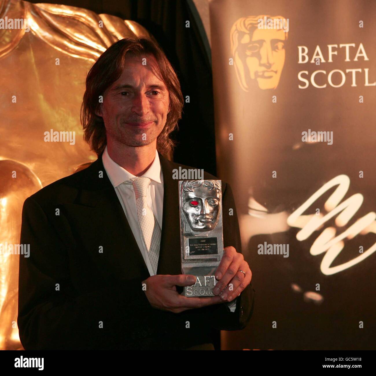 Robert Carlyle mit seiner Auszeichnung für die beste männliche Schauspielleistung in The Unloved bei den BAFTA Scotland Awards 2009 im Glasgow Science Center. Stockfoto