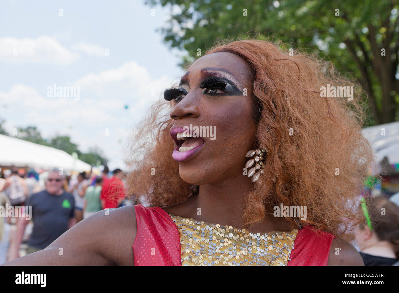 Schwarze Drag-Queen-Förderung-Modell bei einer LGBT-Veranstaltung - USA Stockfoto