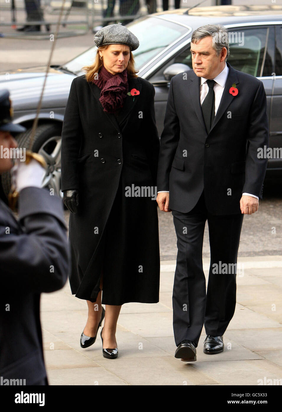 Premierminister Gordon Brown und seine Frau Sarah kommen in Westminster Abbey, London, für einen Gedenkgottesdienst, um den Tod der Generation des Ersten Weltkriegs zu markieren. Stockfoto