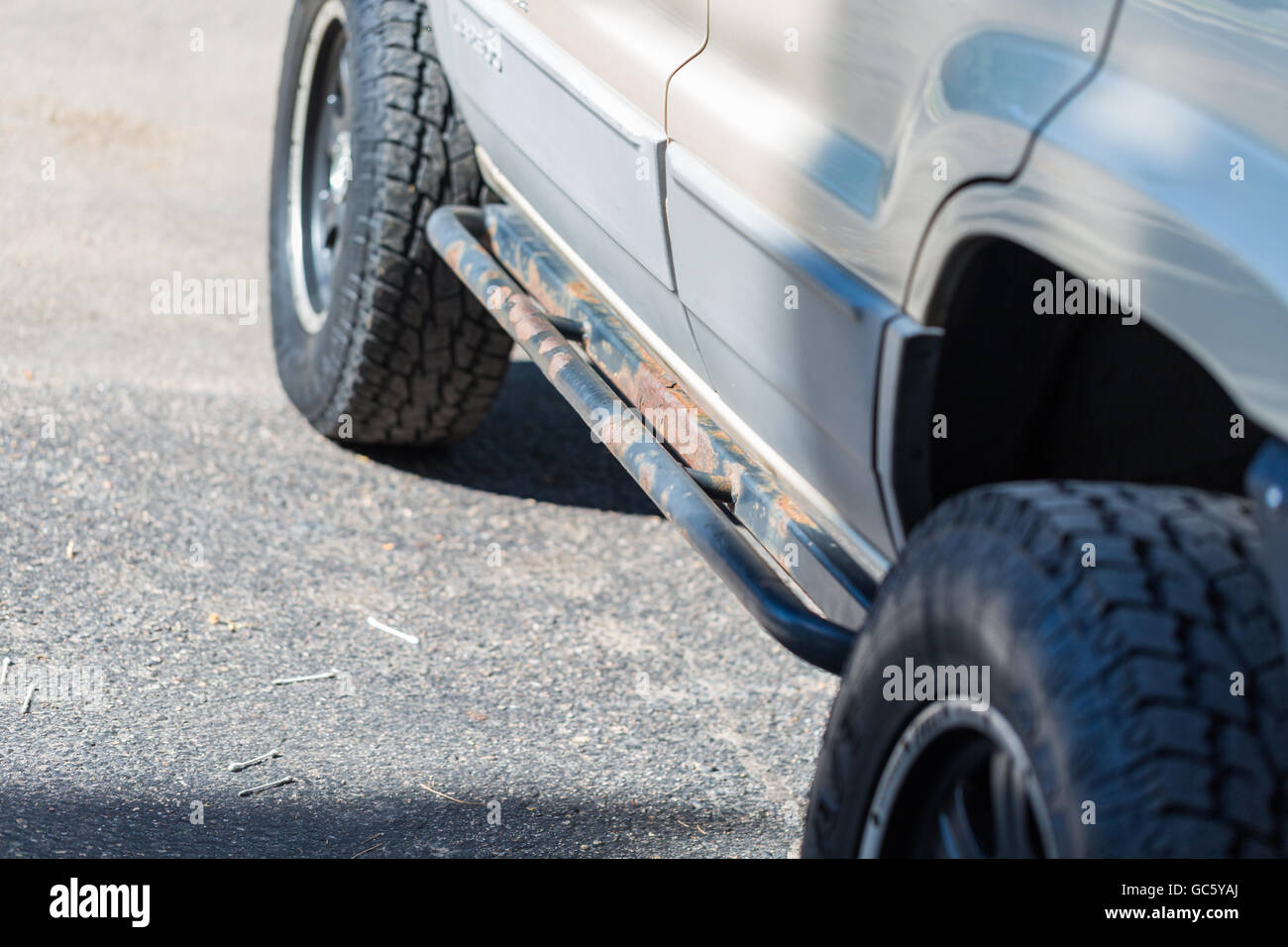 Speziell angefertigten aus LKW mit Stahl Dachträger und Stoßstangen. Stockfoto