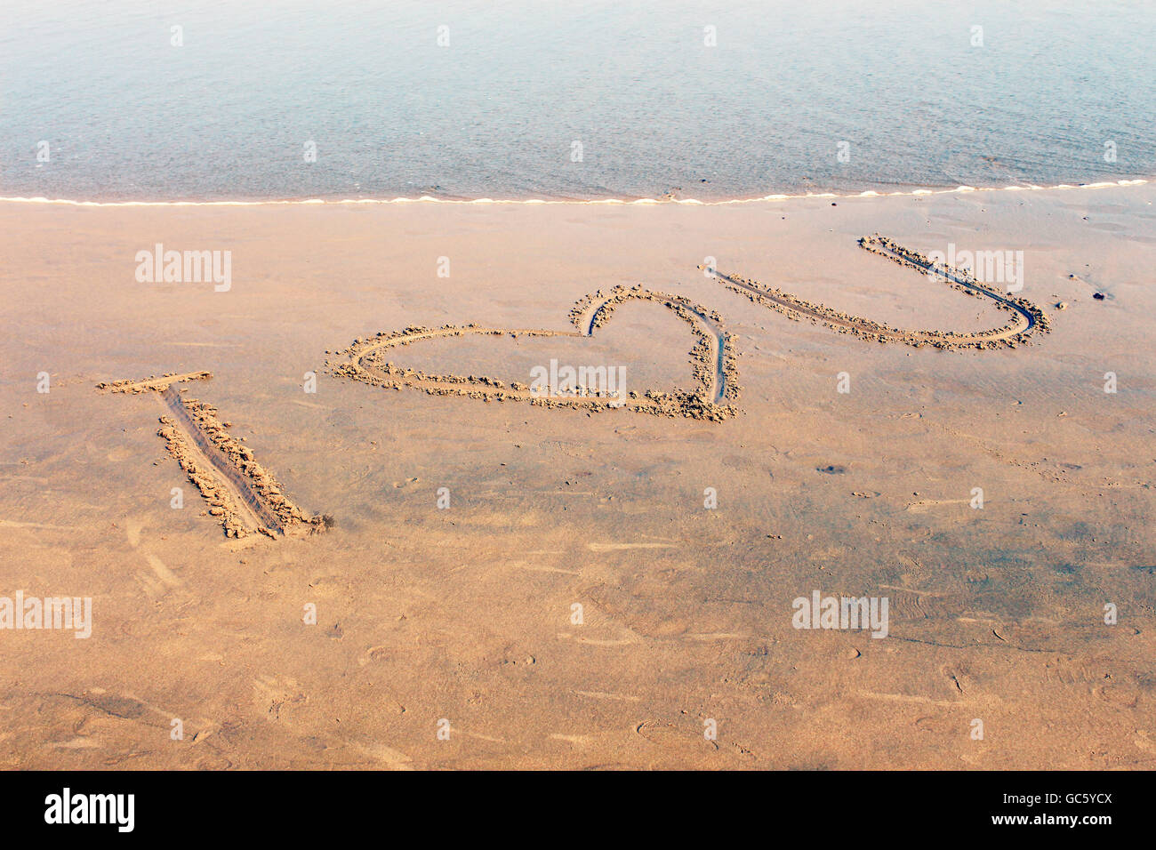 Ich liebe dich am Strand schreiben. Ich liebe U geschrieben am Strand