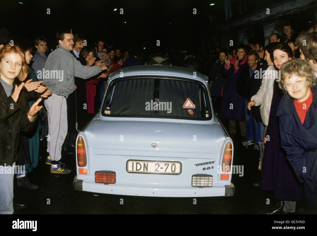 Geographie / Reisen, Deutschland, Mauerfall, DDR Bürger im Trabant-Auto am Checkpoint, Berlin, November 1989, historisch, historisch, 20. Jahrhundert, 1980er, 80er Jahre, Eröffnung, unten, Nacht, Leute, feiern, glücklich, Gruß, Begrüßung, Begrüßung, November'89, November 89, Zusatzrechte-Clearences-nicht vorhanden Stockfoto