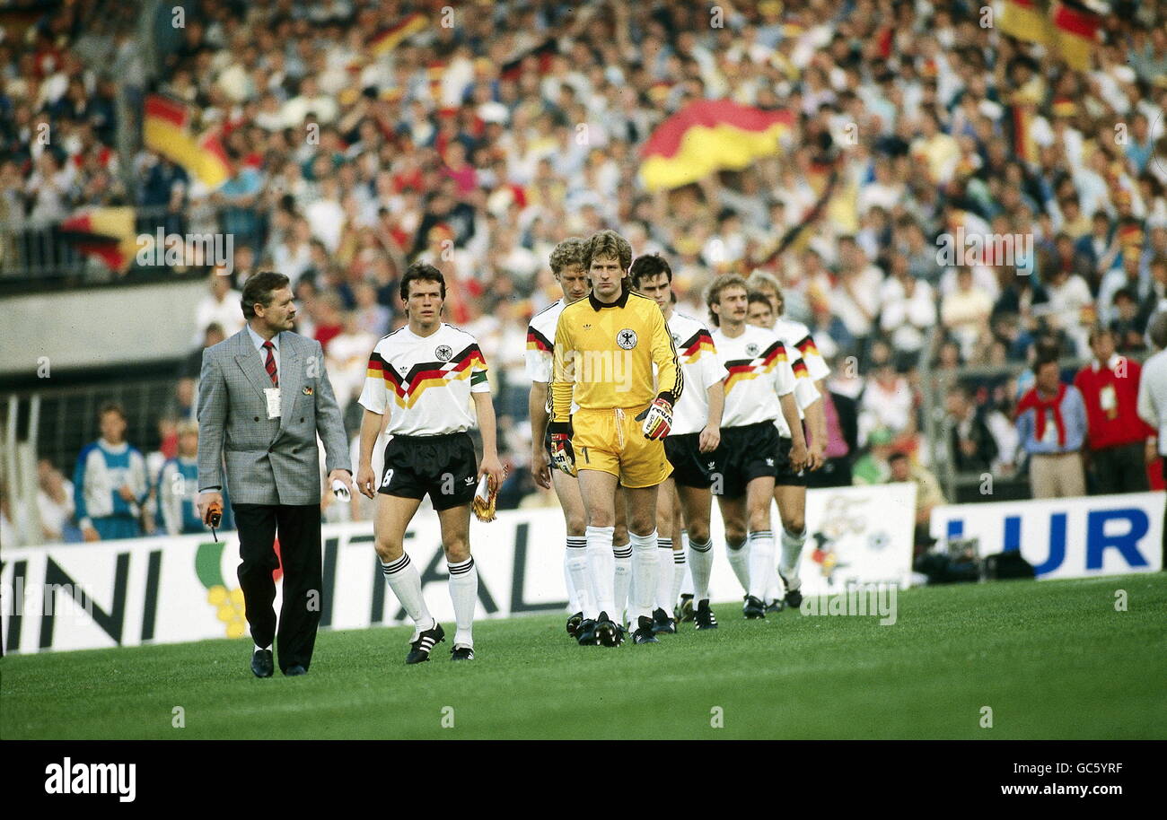 Sport,Fußball,Europameisterschaft,Europameisterschaft 1988,Deutschland  gegen Italien(1:1),Deutsche Mannschaft während der Teilnahme vor dem  Spiel,Düsseldorf,Deutschland,10.6.1988,Fußballer,Fußballer,Kicker,Fußballspieler,Fußballspieler,80er,80er,20  ...