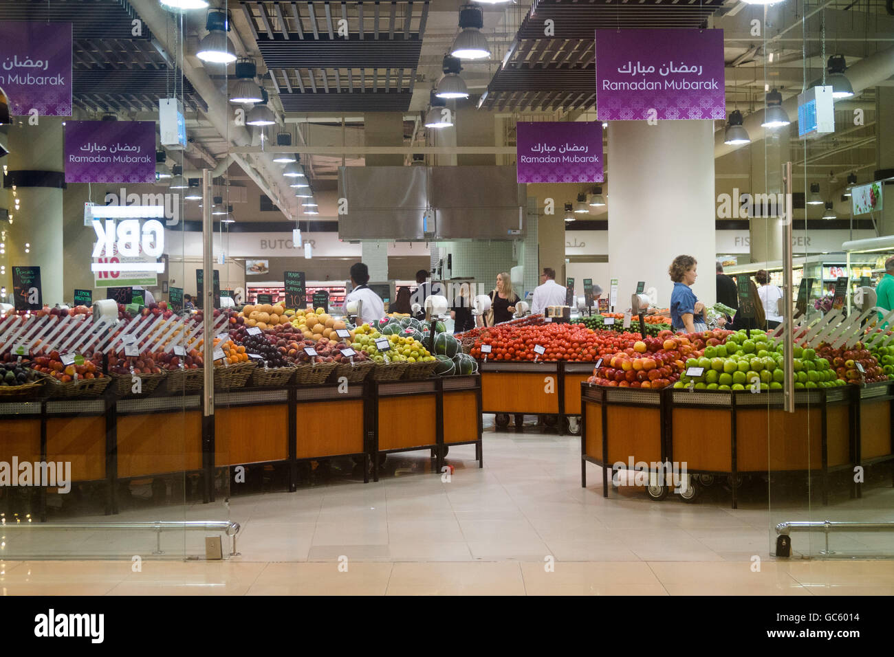 Shopper-Shop bei Waitrose in der Dubai Marina Mall, Dubai während des Heiligen Monats Ramadan Stockfoto