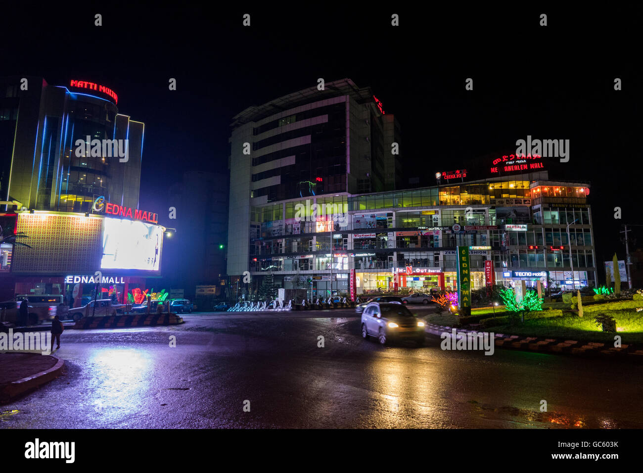 Addis Abeba nachts farbig beleuchtet Stockfoto