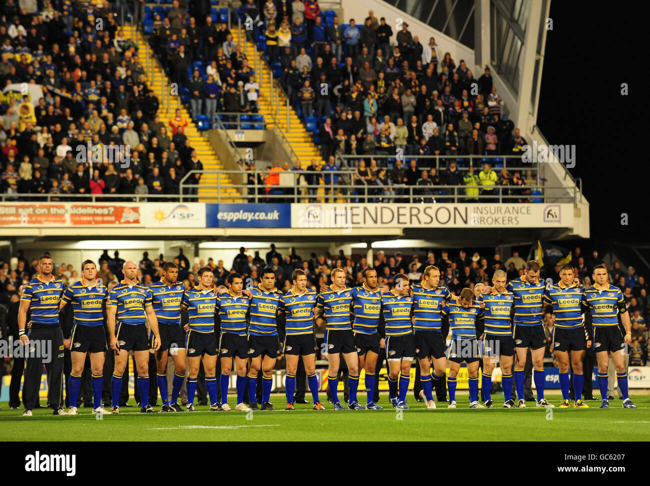 Das Team von Leeds Rhinos schließt sich der einminütigen Stille an, um an den ehemaligen Leeds-Spieler John Holmes zu erinnern, der zwanzig Jahre lang für den Club spielte und am 27. September 2009 an Krebs starb. (L-R) Ian Kirke, Luke Burgess, Keith Senior, Ryan Bailey, Simon Worrall, Brent Webb, Kylie Leuluai, Danny McGuire, Scott Donald, Jamie Jones-Buchanan, Lee Smith, Carl Ablett, Rob Burrow, Matt Diskin, Jamie Pfau, Ryan Hall und Kevin Sinfield. Stockfoto