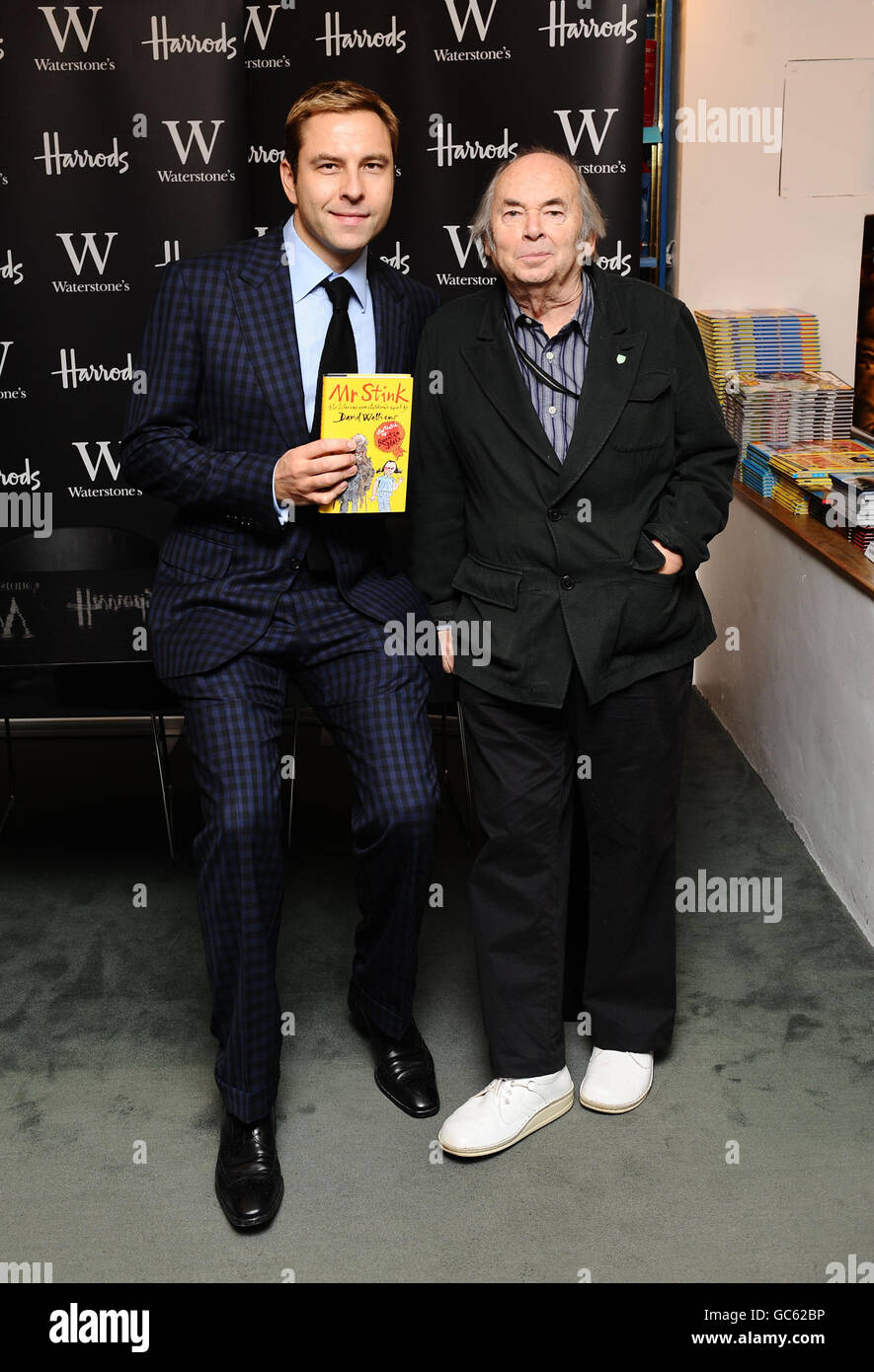 David Walliams (links) und Quentin Blake mit ihrem neuen Buch Mr Stink at Waterstone's, Harrods in London. Stockfoto