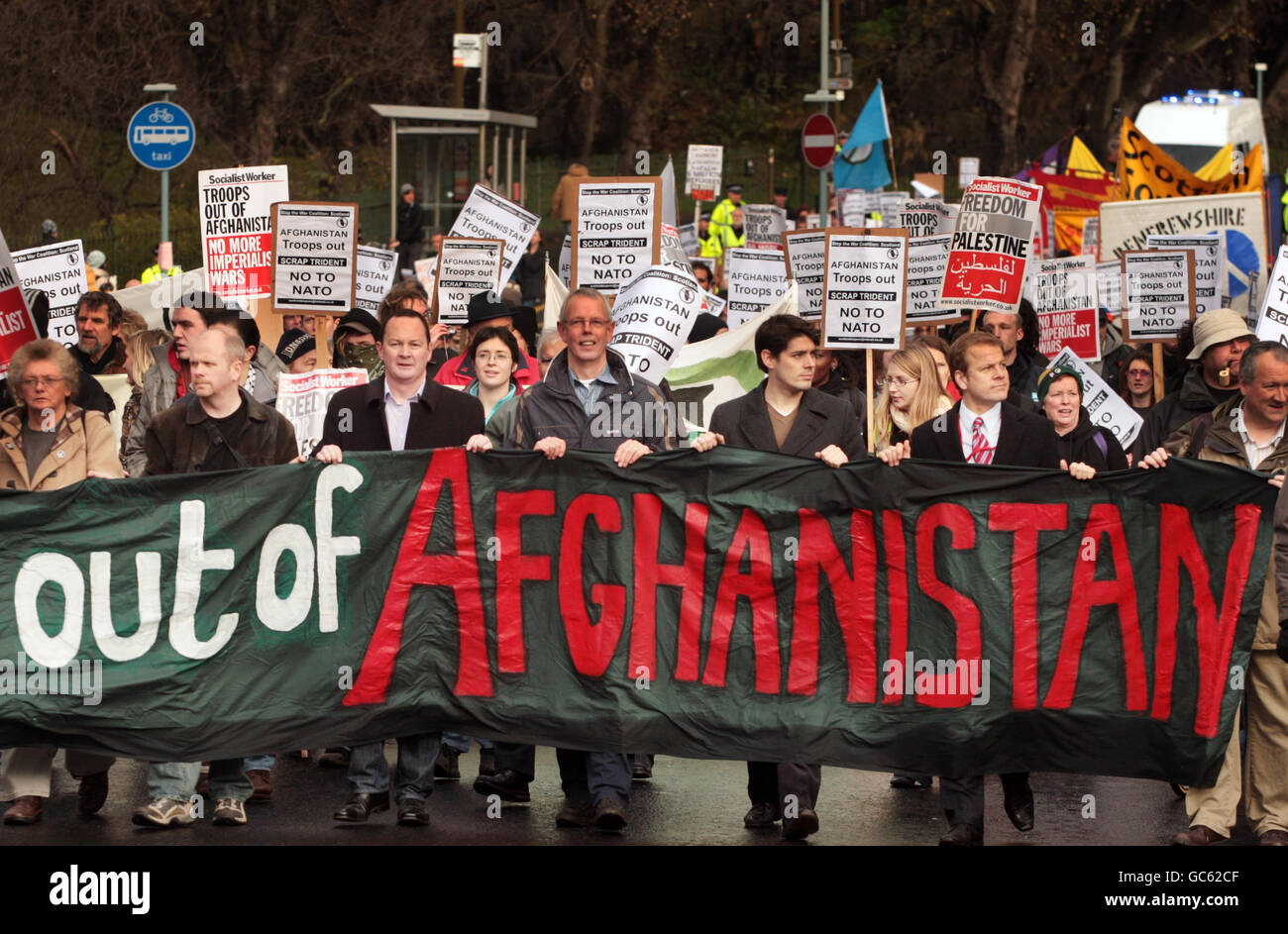 Demonstranten nehmen an einem Stop the war-Protest in Edinburgh Teil. Stockfoto