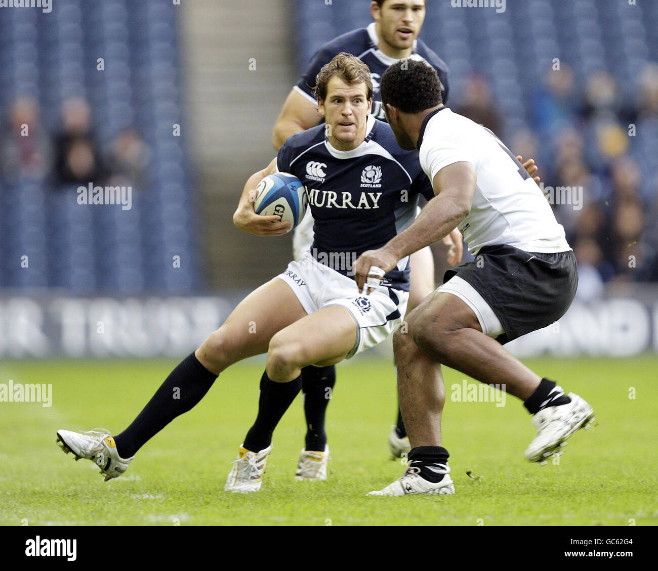 Rugby Union - 2009 Bank of Scotland Corporate Autumn Test - Schottland / Fidschi - Murrayfield. Der schottische Rory Lamont (links) wird während des Internationalen Spiels im Murrayfield Stadium, Edinburgh, von der Fiji-Nationalmannschaft Napolioni Nalaga (rechts) angegangen. Stockfoto