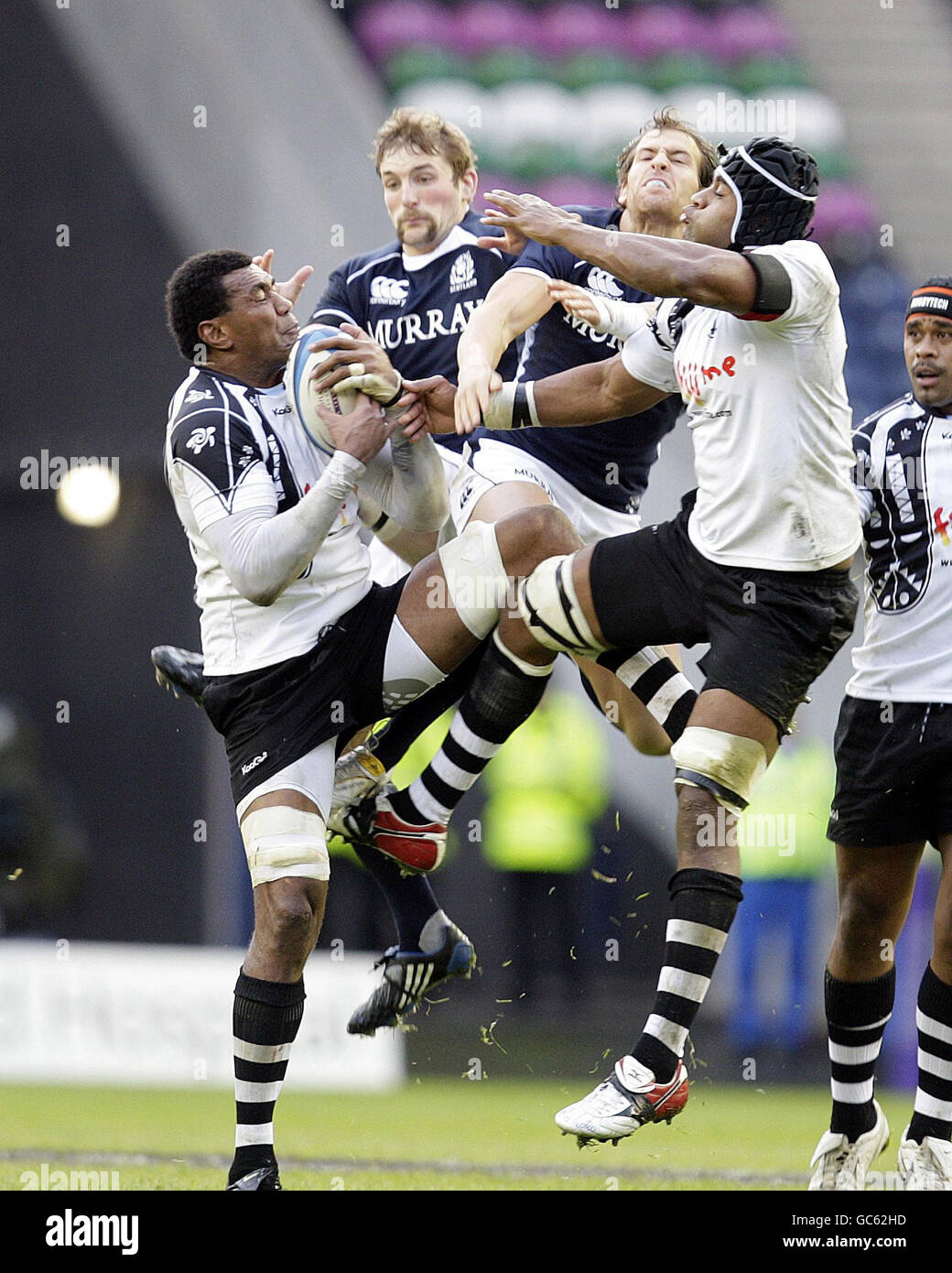 Fijis Ifereimi Rawaqa (links) macht beim internationalen Spiel im Murrayfield Stadium in Edinburgh einen hohen Ball gegen die Schottlands John Barclay (zweite links) und Rory Lamont (zweite rechts). Stockfoto