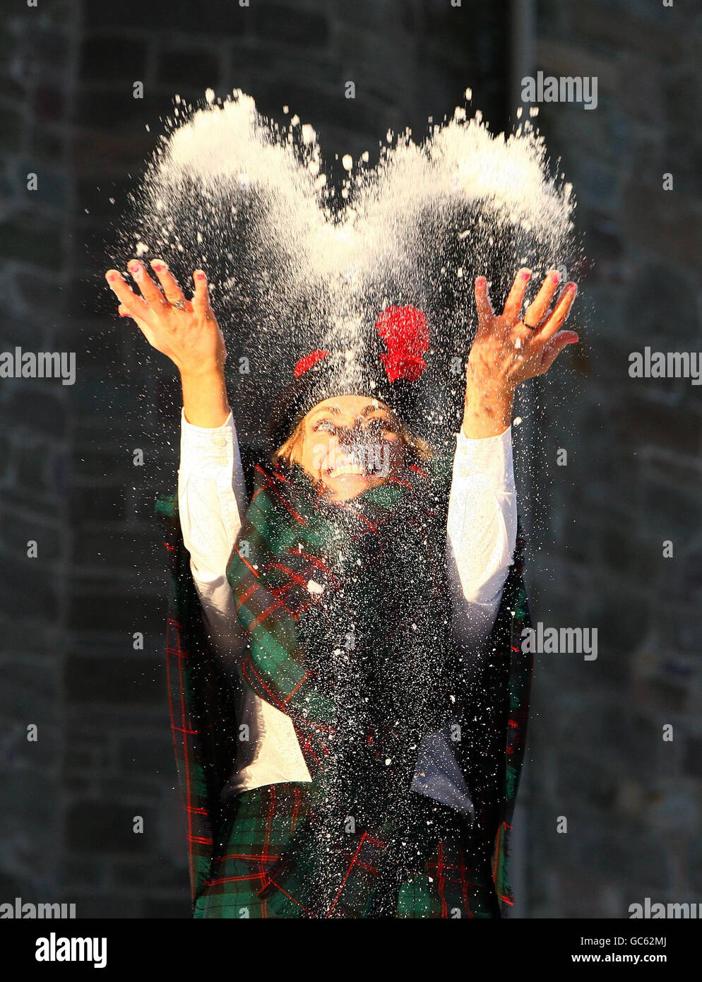 Nicola Meston trägt den neuen Red Hackle Tartan und spielt im Schnee bei der Enthüllung des Tartans im Balhousie Castle Museum des Black Watch Regiment in Perth am jährlichen Red Hackle Day des Regiments. Stockfoto