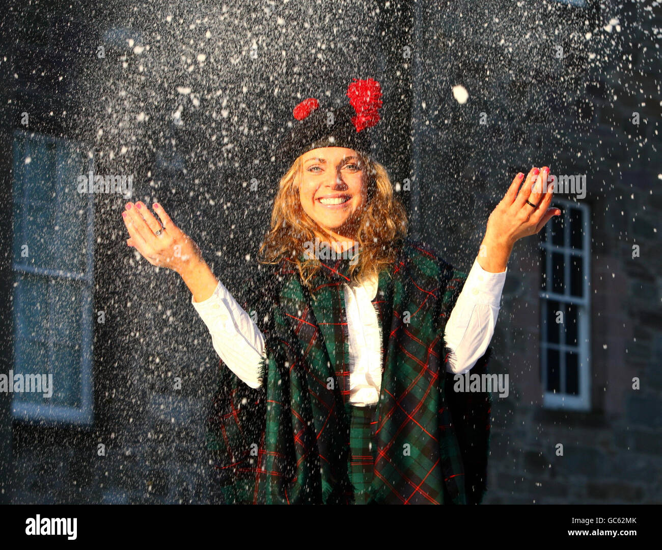 Nicola Meston trägt den neuen Red Hackle Tartan und spielt im Schnee bei der Enthüllung des Tartans im Balhousie Castle Museum des Black Watch Regiment in Perth am jährlichen Red Hackle Day des Regiments. Stockfoto
