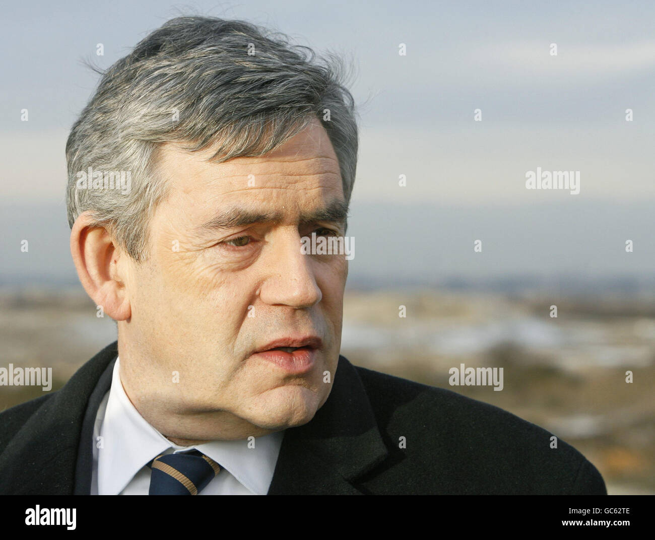 Premierminister Gordon Brown besucht die Baustelle des DP World London Gateway-Hafens in Standford-le-Hope in der Nähe von Thurrock, Essex. Stockfoto