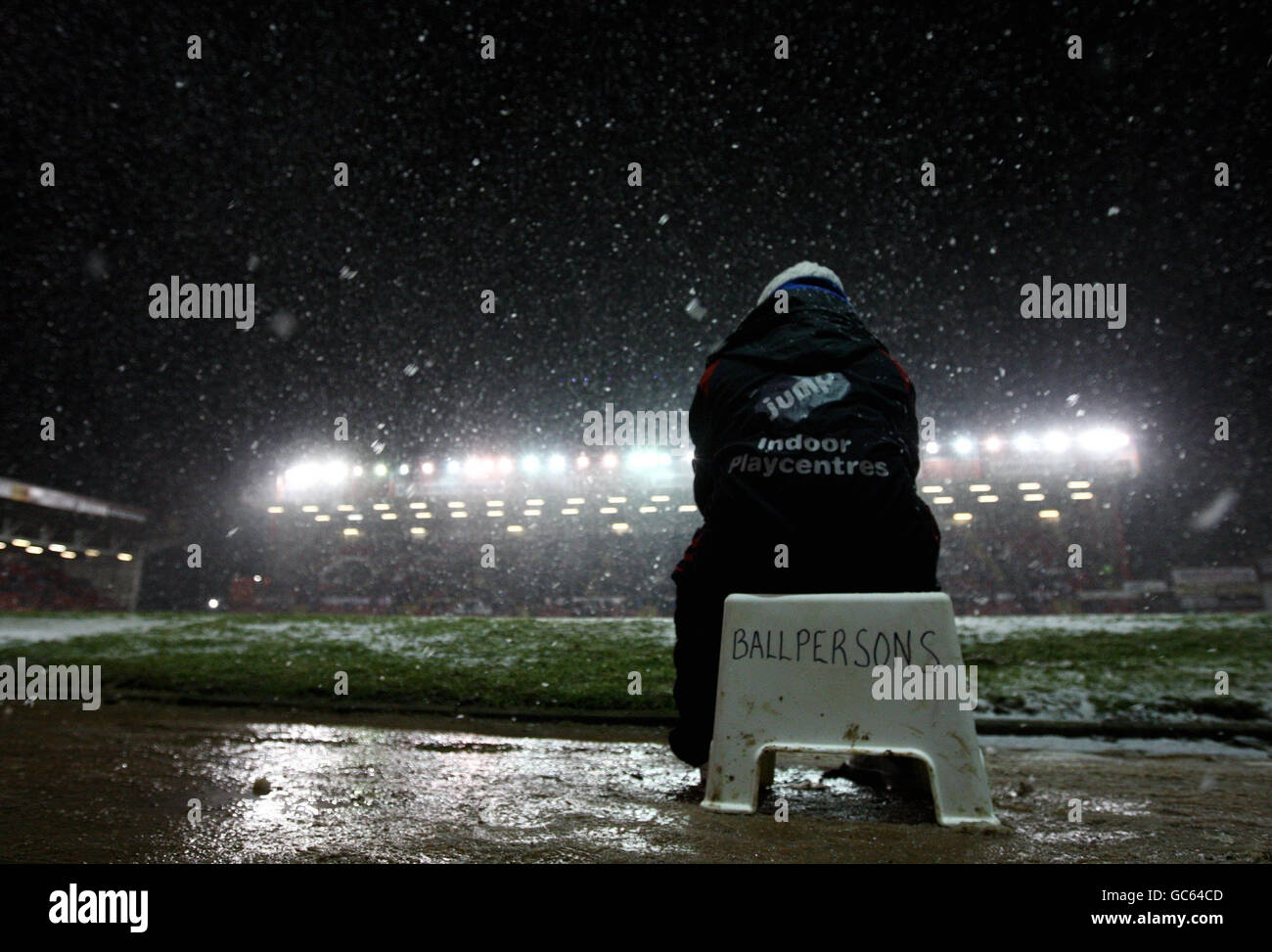 Fußball - FA Cup - Dritte Runde - Bristol City / Cardiff City - Ashton Gate. Ein Ballboy beobachtet das Spiel im fallenden Schnee während des Spiels der dritten Runde des FA Cup in Ashton Gate, Bristol. Stockfoto