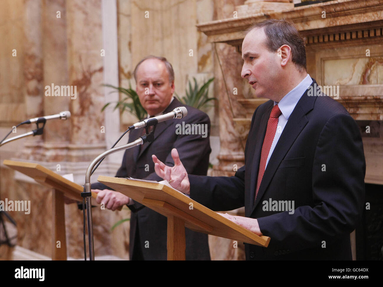 Nordsekretär Shaun Woodward (links) und Außenminister Micheal Martin sprechen nach einem Treffen im Iveagh-Haus in Dublin heute Abend zu den Medien über die anhaltende politische Lage in Ulster. Stockfoto