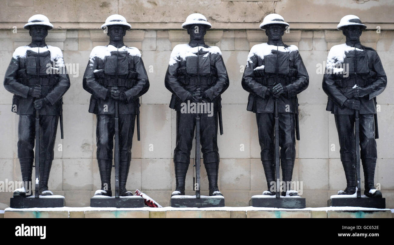 Eine Statue, die der Erinnerung an die Household Division gewidmet ist, die im Zweiten Weltkrieg gekämpft und gestorben ist, ist mit Schnee bedeckt, da Teile Großbritanniens von einer neuen Schneewelle getroffen wurden. Stockfoto