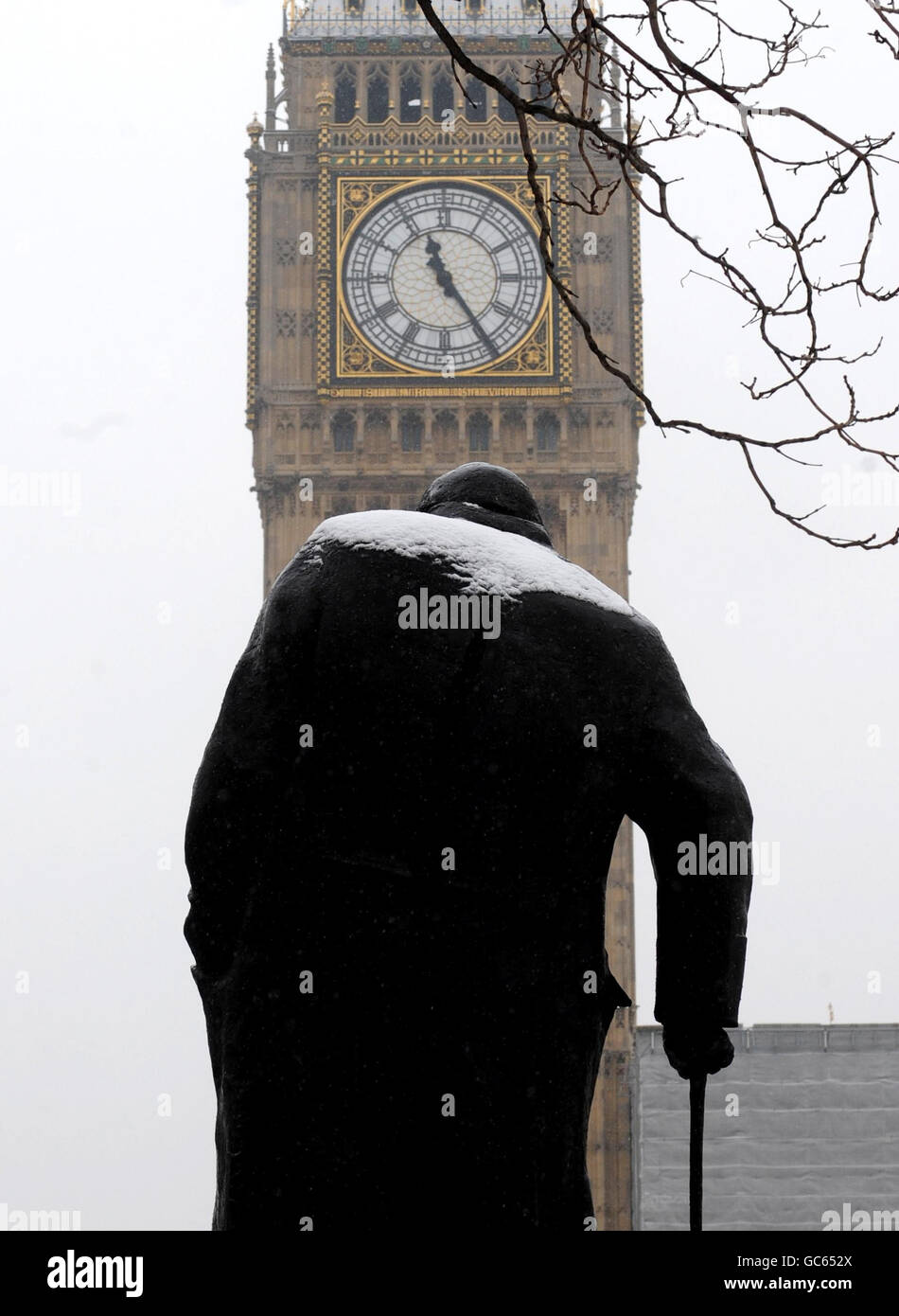 Eine Statue von Sir Winston Churchill ist vor den Houses of Parliament in London mit Schnee bedeckt, als Teile Großbritanniens von einer neuen Schneewelle getroffen wurden. Stockfoto