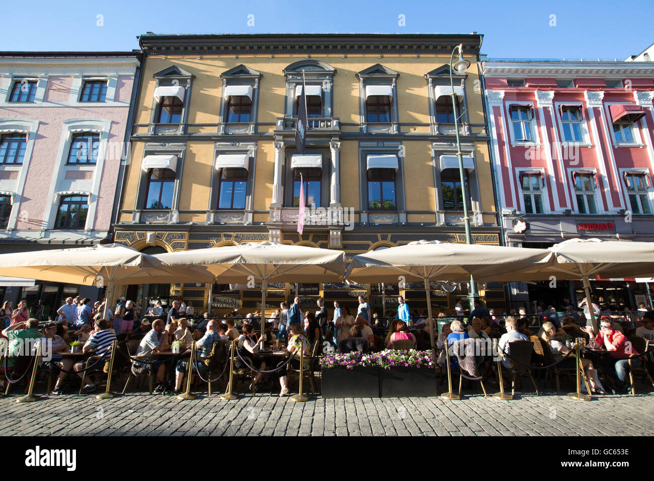 Menschen saßen draußen essen in der Abendsonne auf der Karl Johans Gate, Oslo, Norwegen Stockfoto