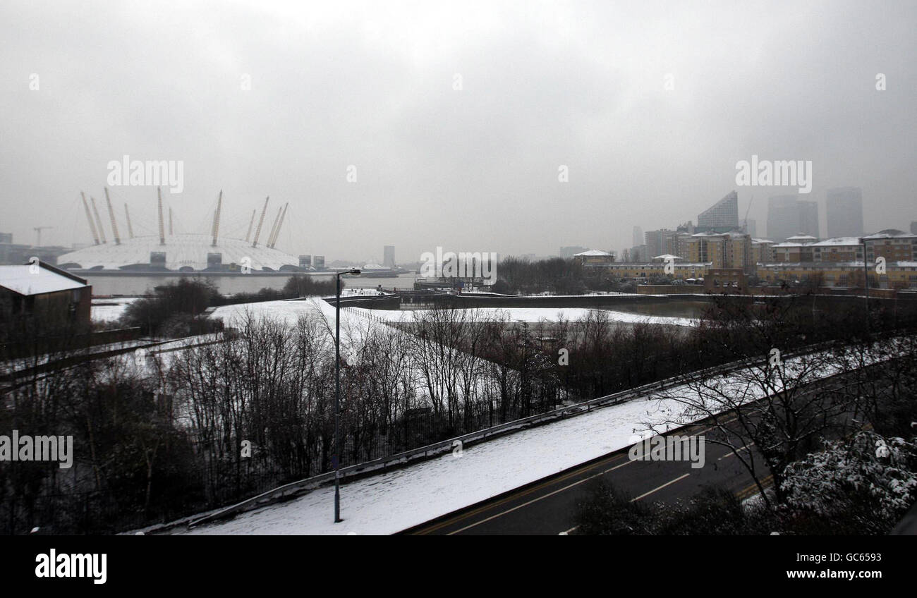 Ein allgemeiner Blick über die Docklands des Millennium Dome im Schnee im Osten Londons. Stockfoto