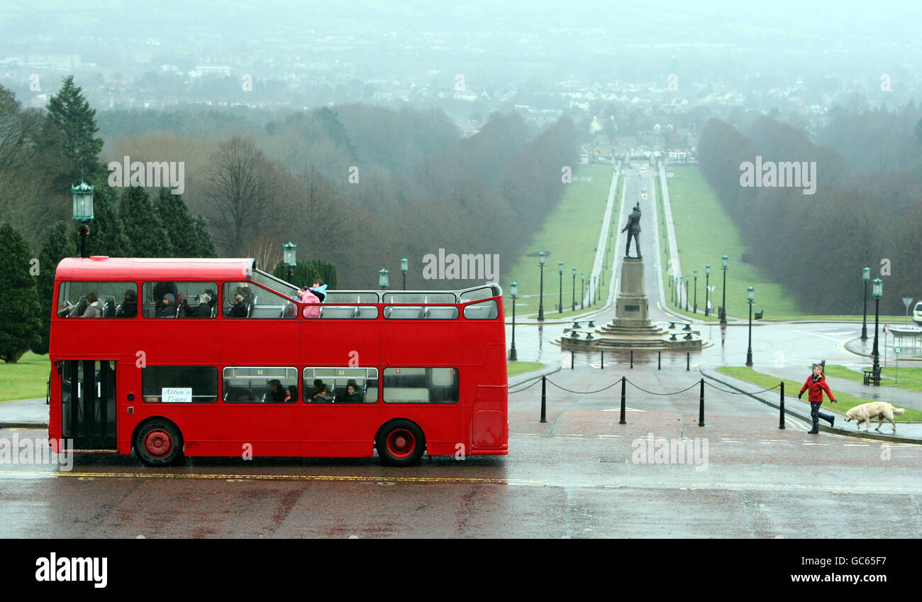 Ein Touristenbus fährt am Parlamentsgebäude in Belfast vorbei. Die Demokratische Unionistische Partei (DUP) führt Gespräche mit Republikanern, die eine rasche Übertragung von Rechts- und Ordnungsbefugnissen fordern. DRÜCKEN SIE VERBANDSFOTO. Bilddatum: Mittwoch, 13. Januar 2010. Siehe PA Story ULSTER Politik. Bildnachweis sollte lauten: Paul Faith/PA Wire Stockfoto