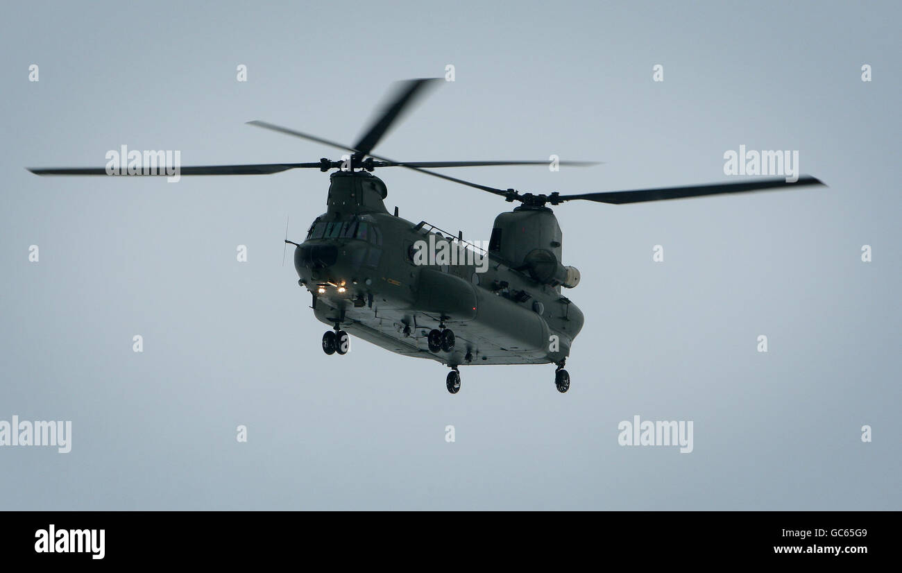 Ein flugzeuggestützter Mk3 Chinook-Hubschrauber, der einer der ersten von acht Hubschraubern ist, die nach einem Umbauprogramm in Dienst gestellt werden, bei RAF Odiham, Hampshire. Stockfoto