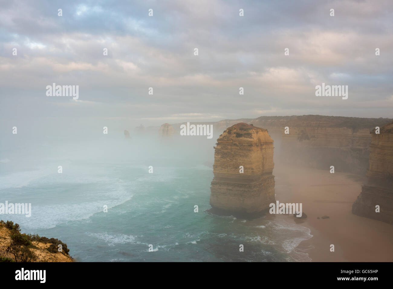 Nebel hüllt Australiens berühmten zwölf Apostel an der Great Ocean Road Stockfoto
