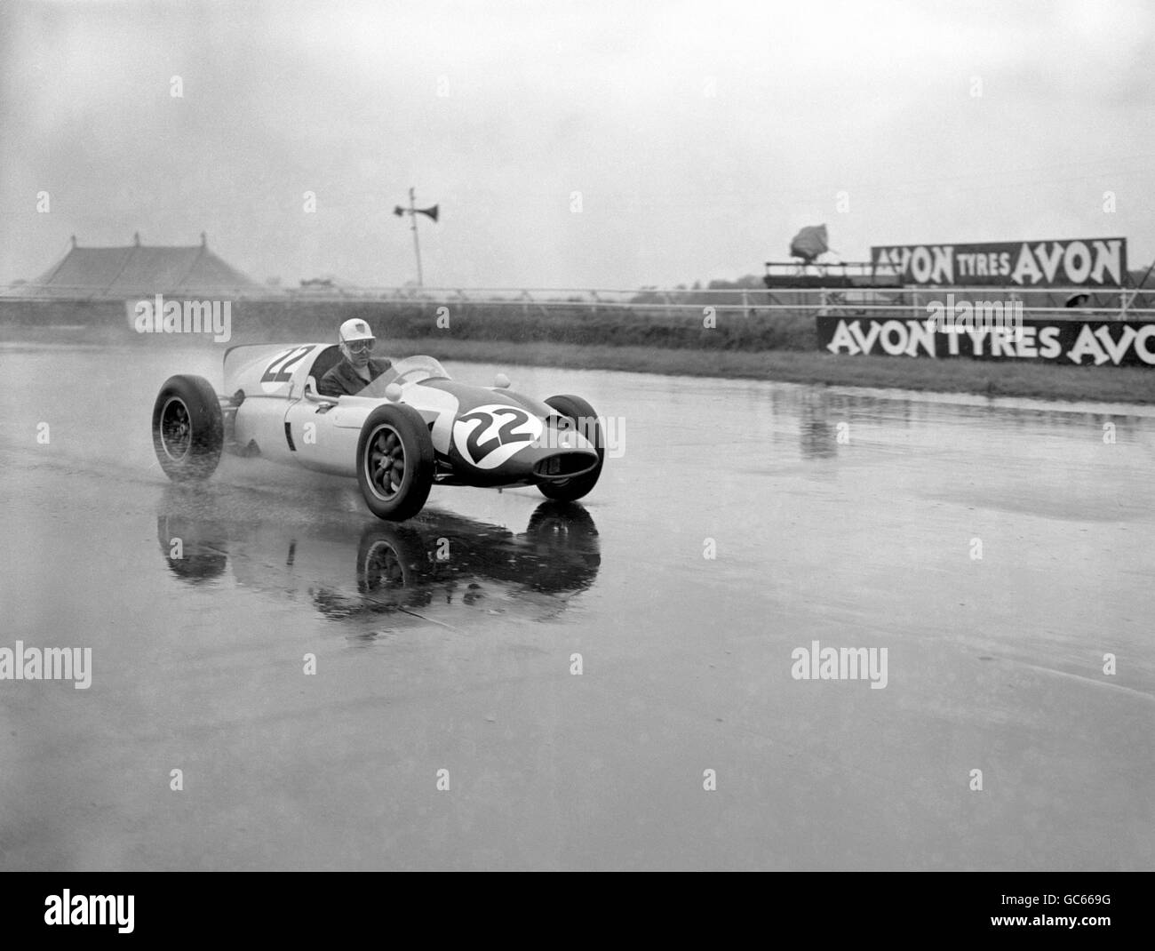Der amerikanische Rennfahrer Harry Schell, kurz bevor er während des Trainings in Silverstone starb. Das Auto drehte sich in Abbey Curve und fuhr rückwärts durch eine Backsteinmauer. Schell starb fast sofort. Stockfoto