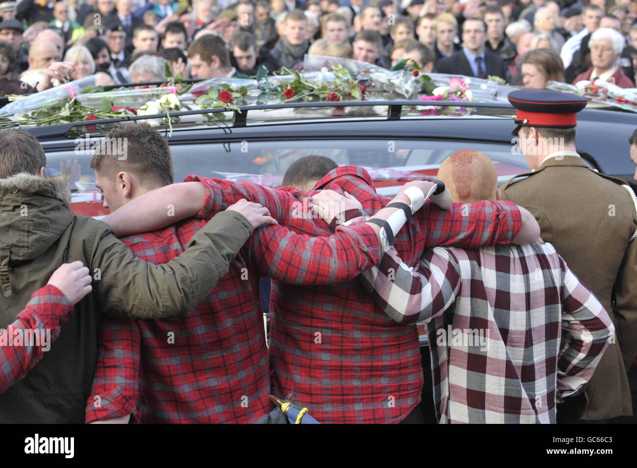 Freunde von Rifleman Luke Farmer, versammeln sich um den Leichenwagen und tragen seinen Sarg während der Rückführungsprozession von drei britischen Soldaten, die im Süden Afghanistans getötet wurden, Kapitän Daniel Read, 31, des 11 Sprengstoffdeponie-Regiments, Royal Logistic Corps, Corporal Lee Brownson, 30, Und Rifleman Luke Farmer, 19, beide vom 3. Bataillon the Rifles, während es durch die High Street von Wootton Bassett, Wiltshire, geht. Stockfoto