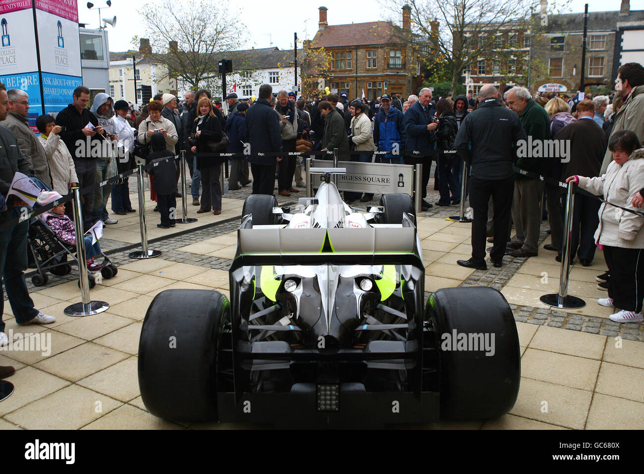 Fans feiern den Erfolg von Brawn GP in der FIA Formel 1-Weltmeisterschaft in dieser Saison bei einer Parade in Brackley, Northamptonshire. Stockfoto
