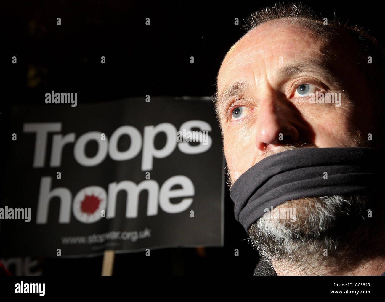 Ein Demonstrator trägt einen Knebel, da die Demonstranten die Freilassung von Lance Corporal Joe Glenton fordern, der vor dem Verteidigungsministerium, Westminster, London, wegen Nichtzurückkehrens nach Afghanistan, wegen Desertion-Anschuldigungen ausgesetzt ist. Stockfoto