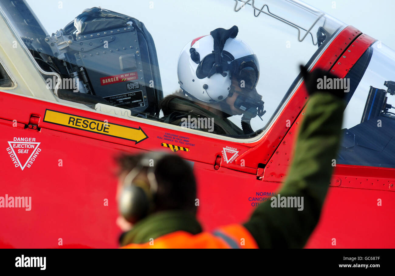 Flug Lieutenant Kirsty Moore bei RAF Scampton, Lincolnshire, die erste weibliche Pilot in der Red Arrows Display-Team. Stockfoto