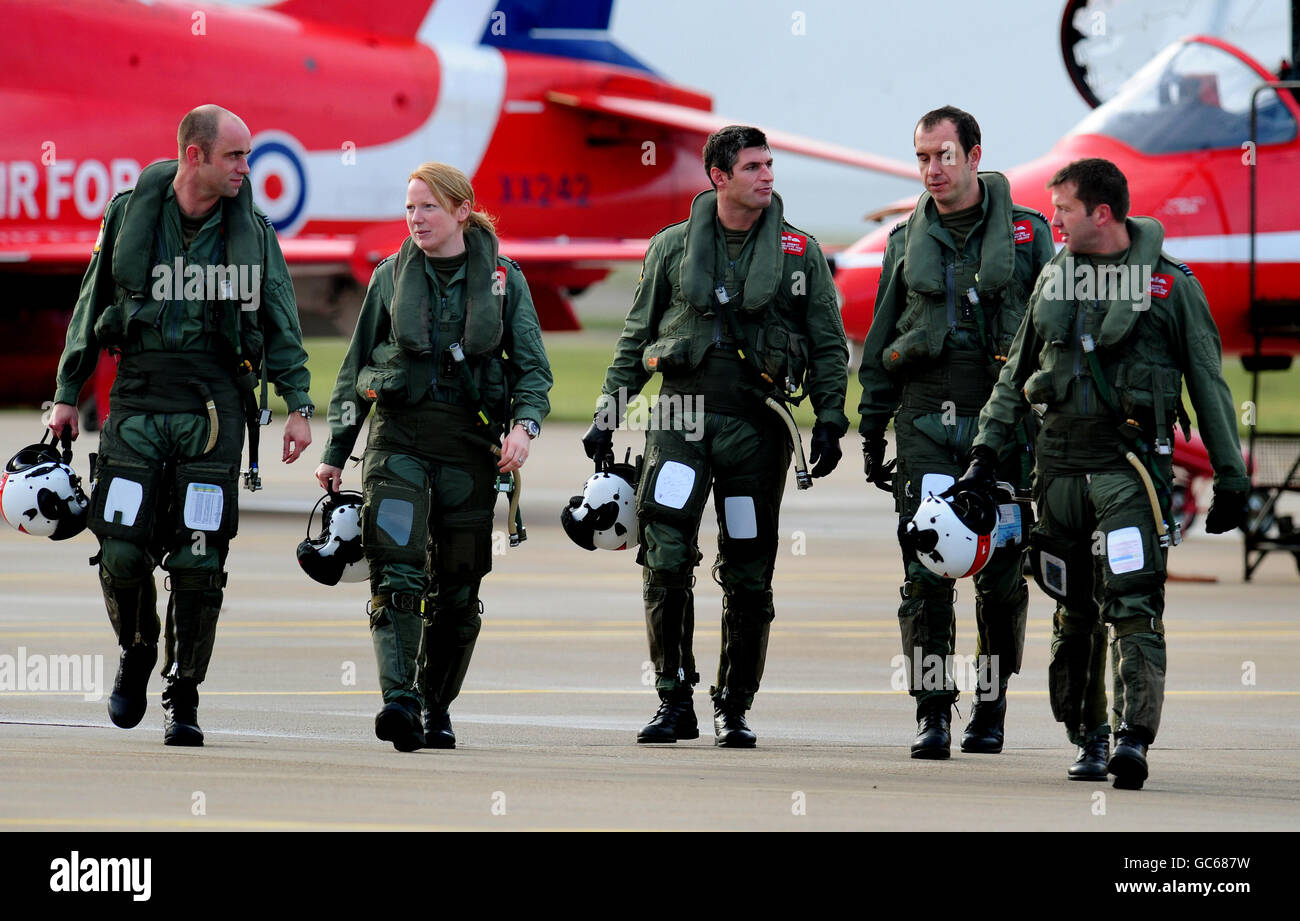 VON LINKS nach RECHTS.Flt LT Ben Plank, Flight Lieutenant Kirsty Moore, Flt LT Zane Sennet , Flt LT Dave Davies und Sqn LDR Ben Murphy nach der Ausbildung bei RAF Scampton, Lincolnshire. Stockfoto