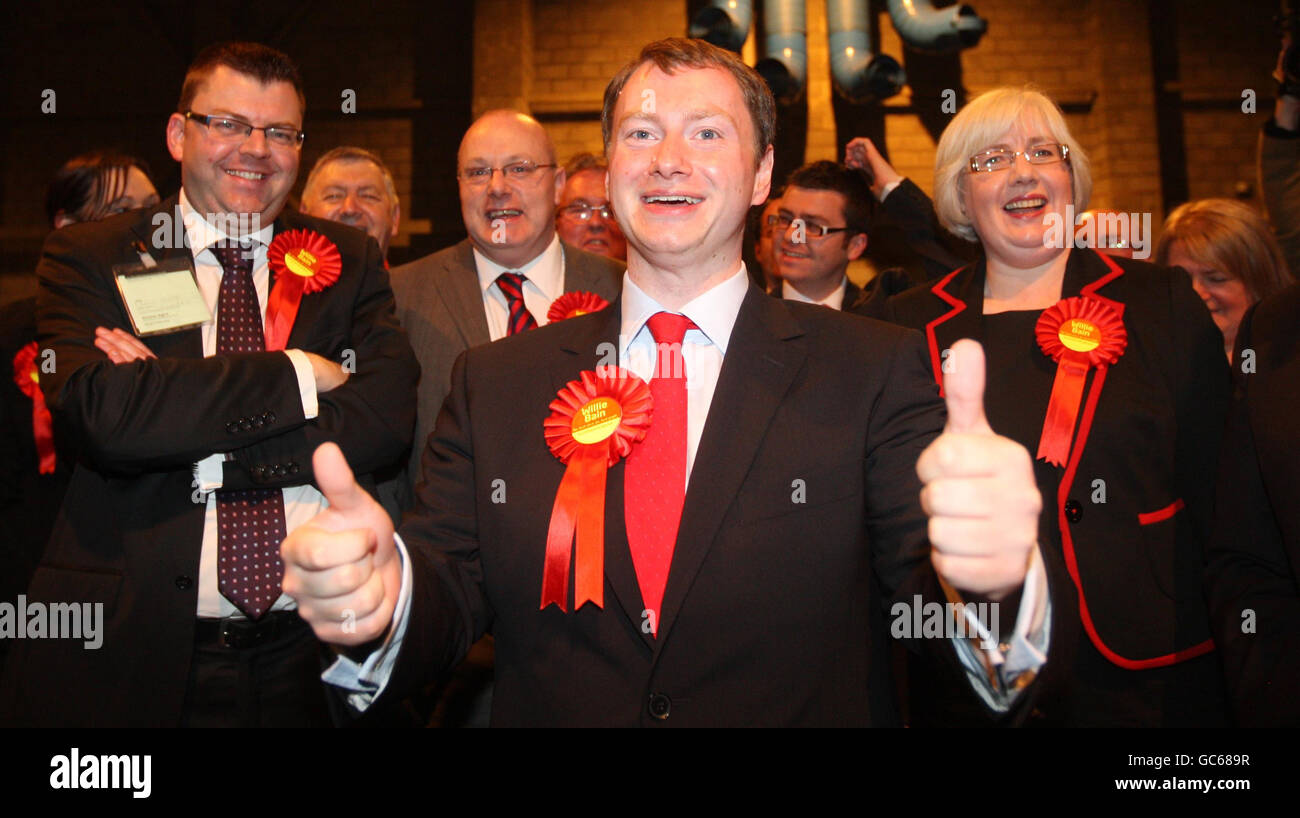 Labour-Kandidat Willie Bain (Mitte) nimmt an der Zählung für die Glasgow North East Nachwahl, bei der SECC in Glasgow. Stockfoto