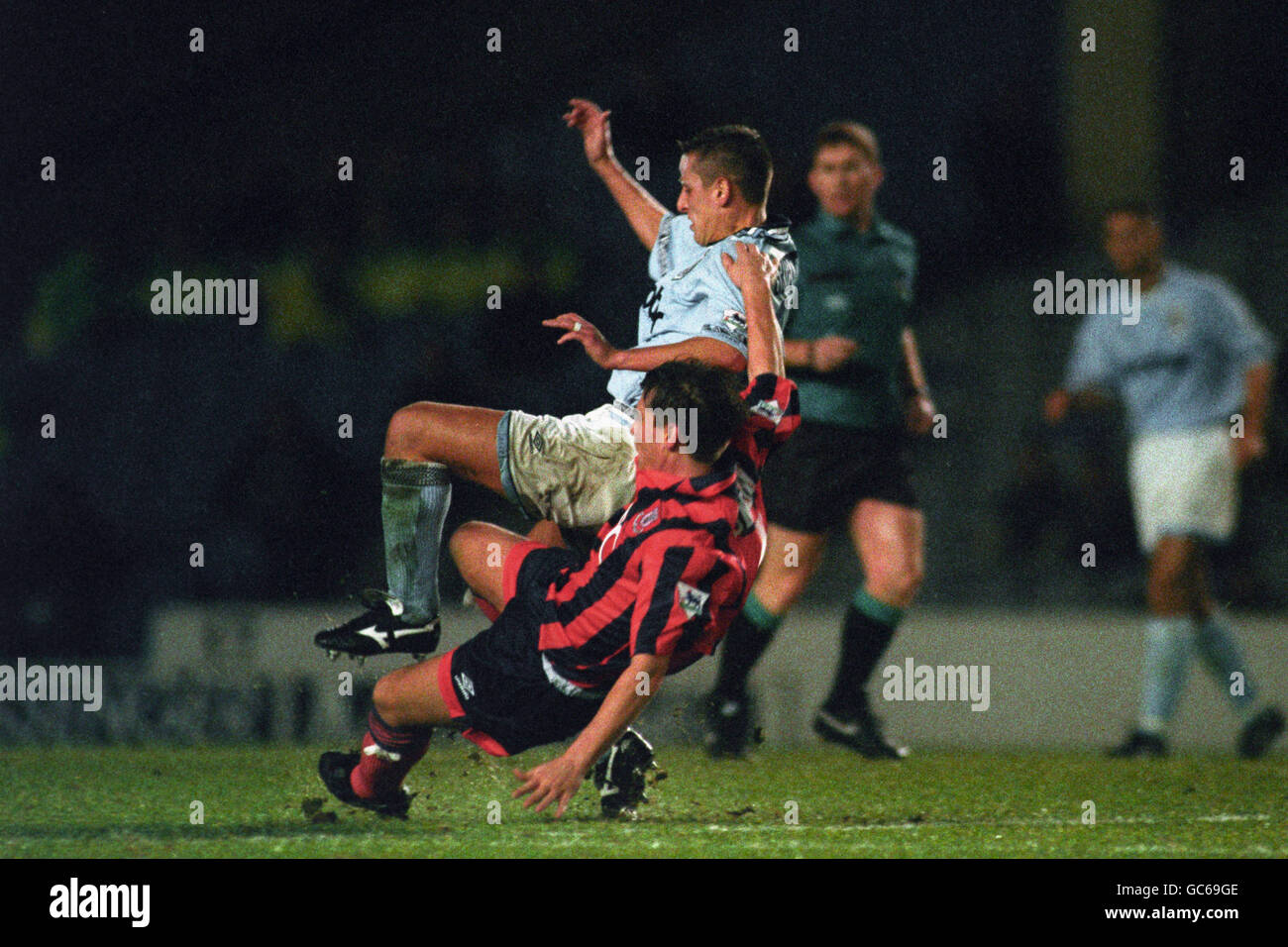 Ian Snodin von Everton geht gegen Carl Griffiths von Manchester City vor Stockfoto