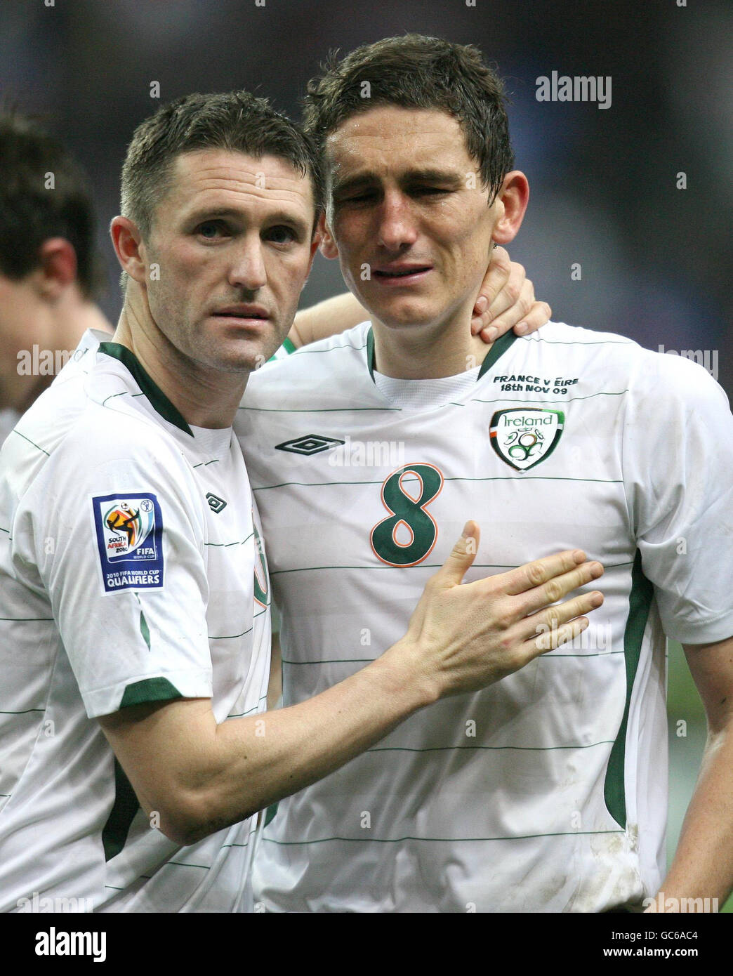 Robbie Keane und Keith Andrews (rechts) der Republik Irland stehen nach dem FIFA-WM-Qualifying-Play-Off im Stade de France, Paris, Frankreich, depriziert. Stockfoto
