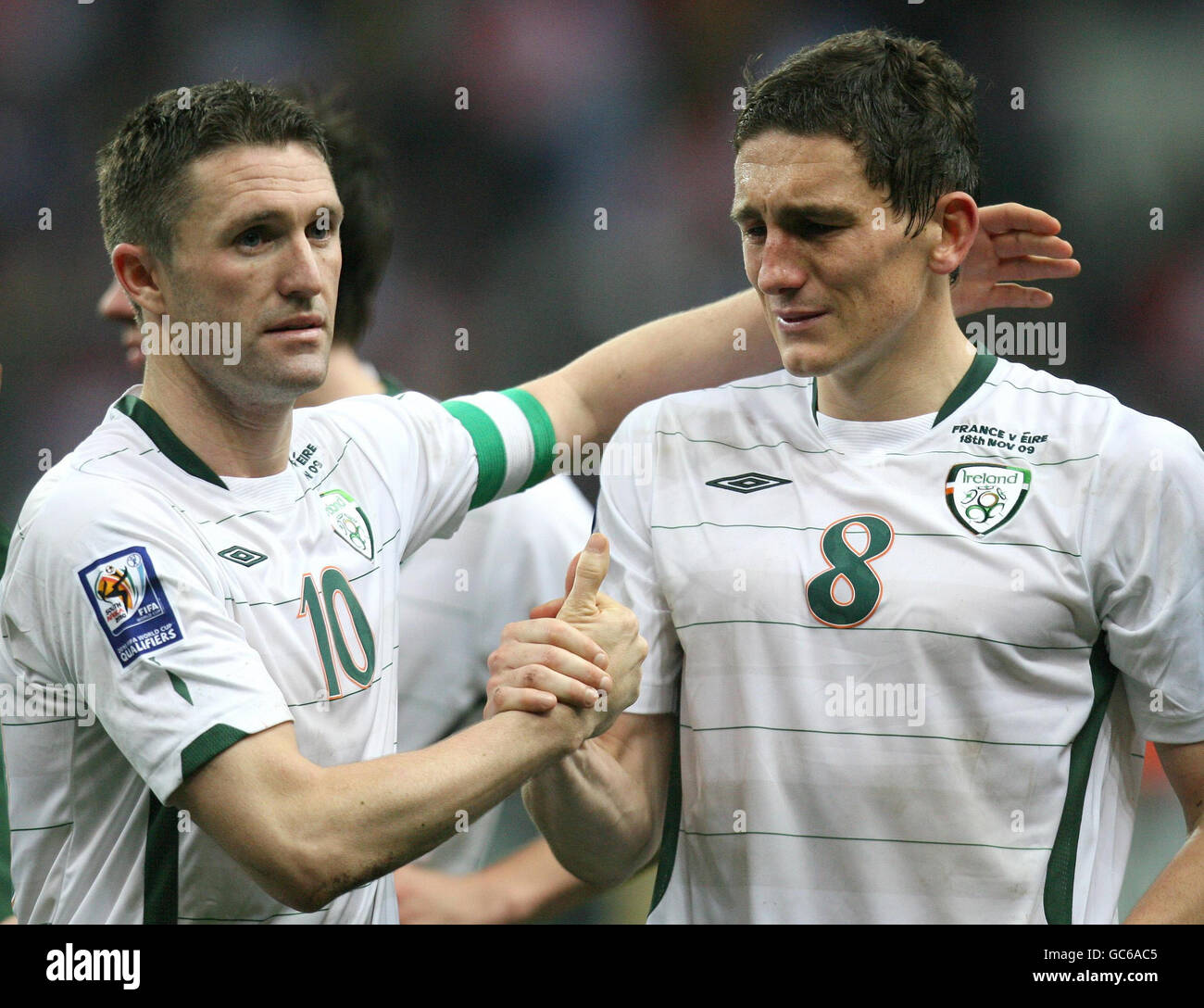 Robbie Keane und Keith Andrews (rechts) der Republik Irland stehen nach dem FIFA-WM-Qualifying-Play-Off im Stade de France, Paris, Frankreich, depriziert. Stockfoto