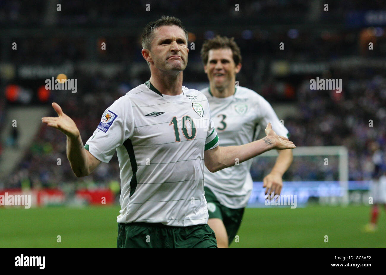 Robbie Keane (rechts), Irlands Republik, feiert, nachdem er während des FIFA World Cup Qualifying Play Off im Stade de France, Paris, das Eröffnungstreffer erzielt hat. Stockfoto