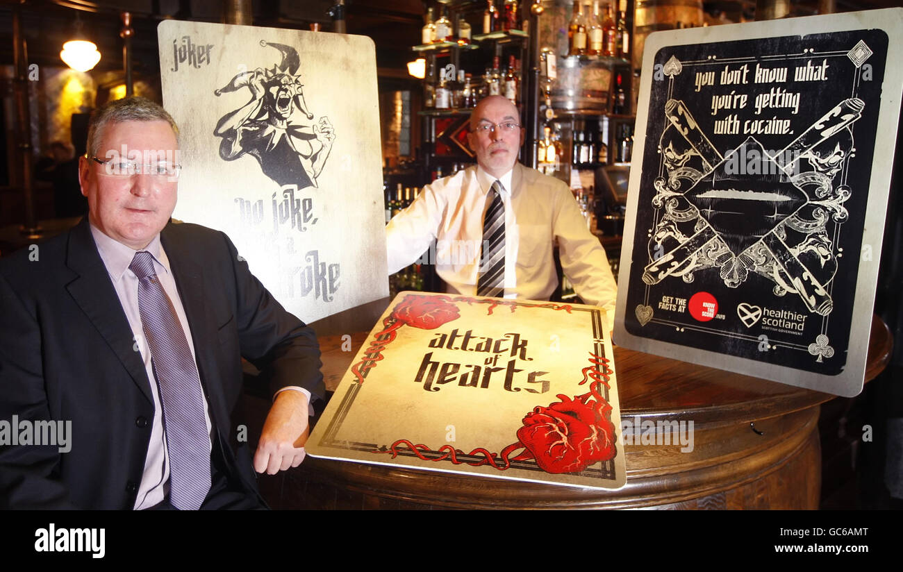 Der Minister für Sicherheit der Gemeinschaft, Fergus Ewing (links), und Stephen McBride, Barmanager und Vorsitzender des Glasgow West End Pub Watch-Programms, starten im Oran Mor Pub in Glasgow eine Kampagne, um festliche Feiernden vor den ernsten gesundheitlichen Gefahren des Kokainkonsums zu warnen. Stockfoto