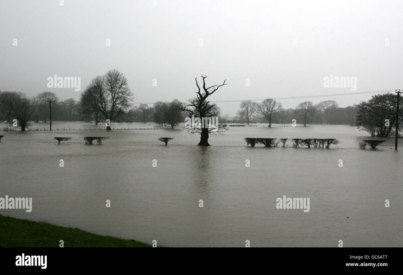 Straßen in Keswick, Cumbria, wo der Fluss Greta seine Ufer platzte, wie Prognostiker warnen, dass der Regenguss in Nordengland, Nordwestwales und Westschottland fortgesetzt wird. Stockfoto